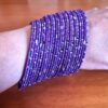 Conjunto de 24 pulseiras indianas de metal com brilhos lilás