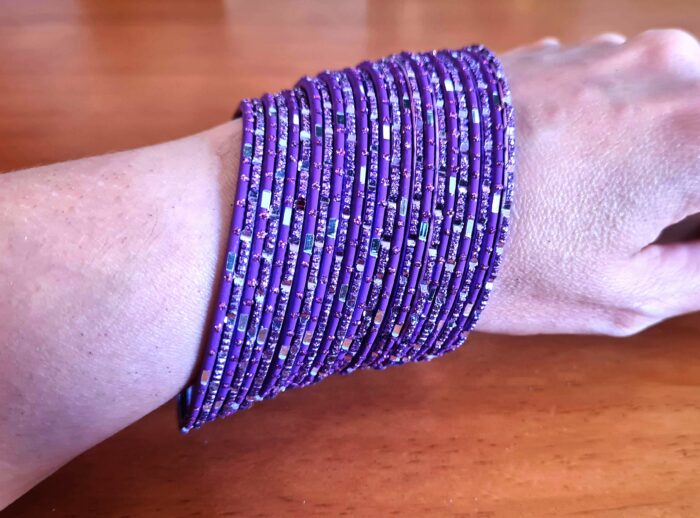 Conjunto de 24 pulseiras indianas de metal com brilhos lilás