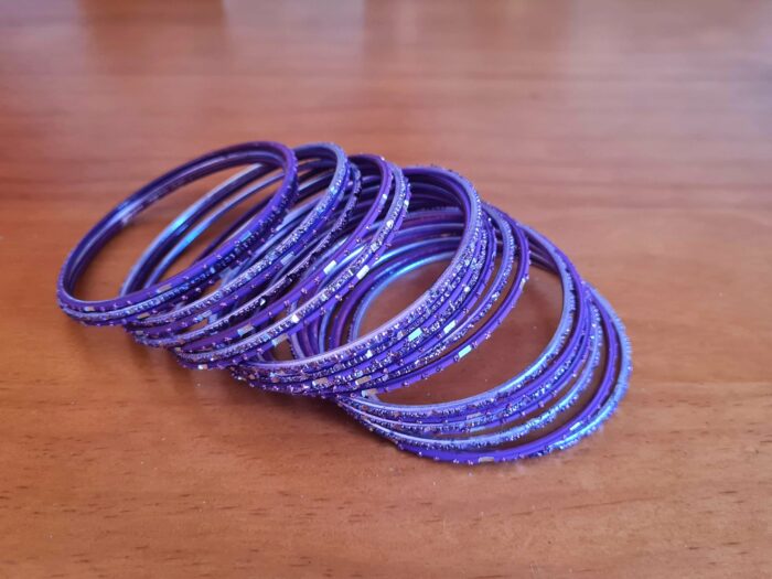 Conjunto de 24 pulseiras indianas de metal com brilhos lilás