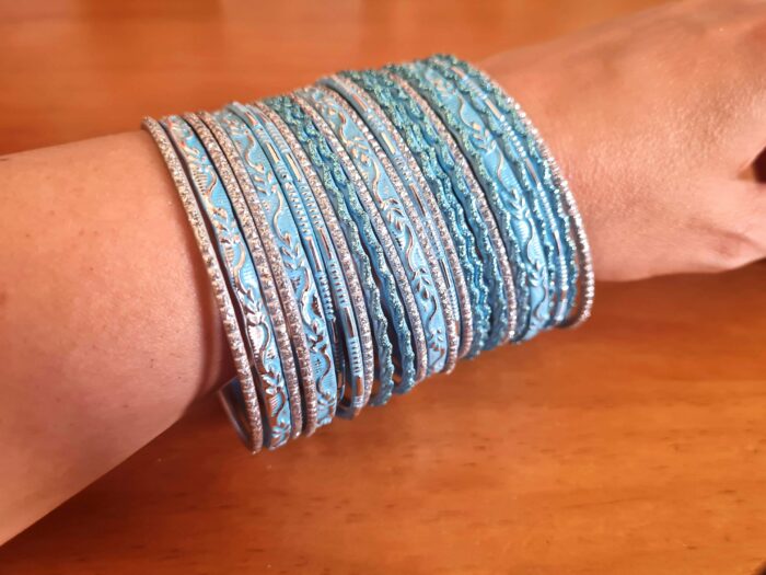 Conjunto de 24 pulseiras indianas de metal com brilhos azul claro e prateado