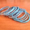 Conjunto de 24 pulseiras indianas de metal com brilhos azul claro e prateado