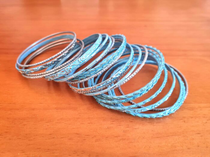 Conjunto de 24 pulseiras indianas de metal com brilhos azul claro e prateado