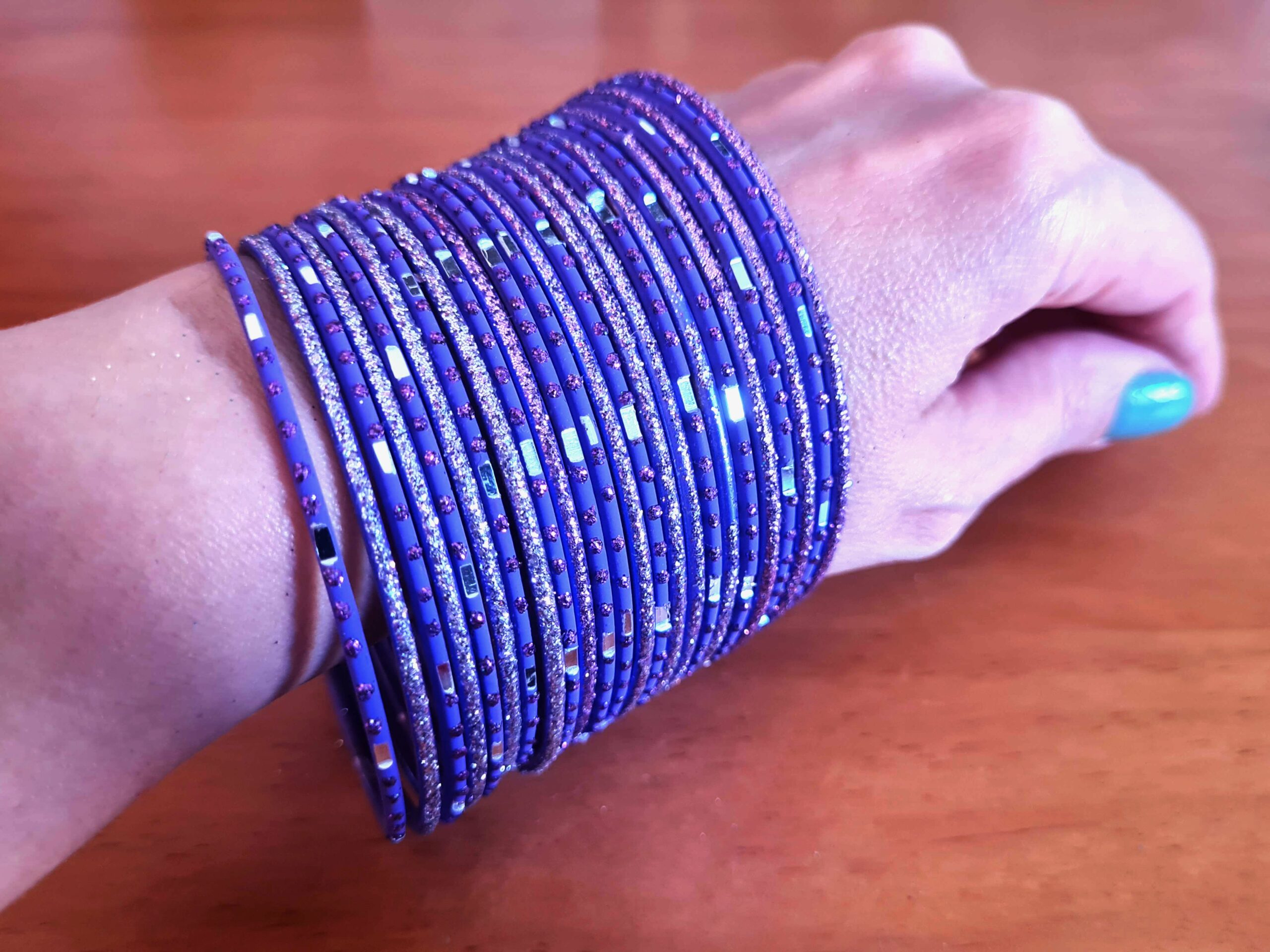 Conjunto de 24 pulseiras indianas de metal com brilhos lilás II