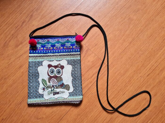Bolsinha indiana de tecido com alça estampa coruja com pompons