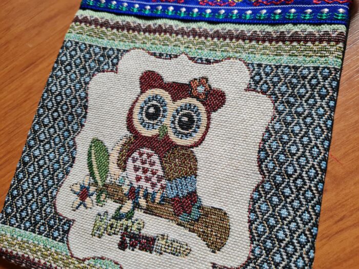 Bolsinha indiana de tecido com pompons estampa coruja