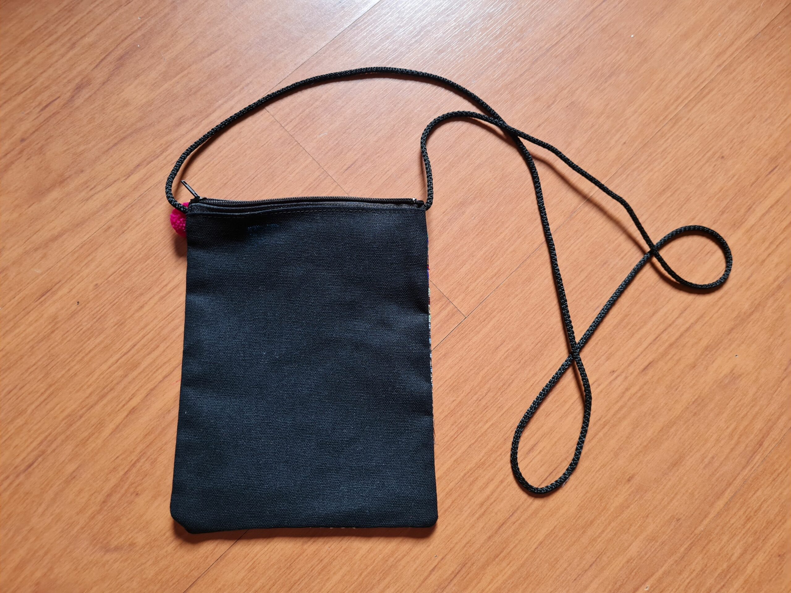 Bolsinha indiana de tecido com pompons estampa coruja