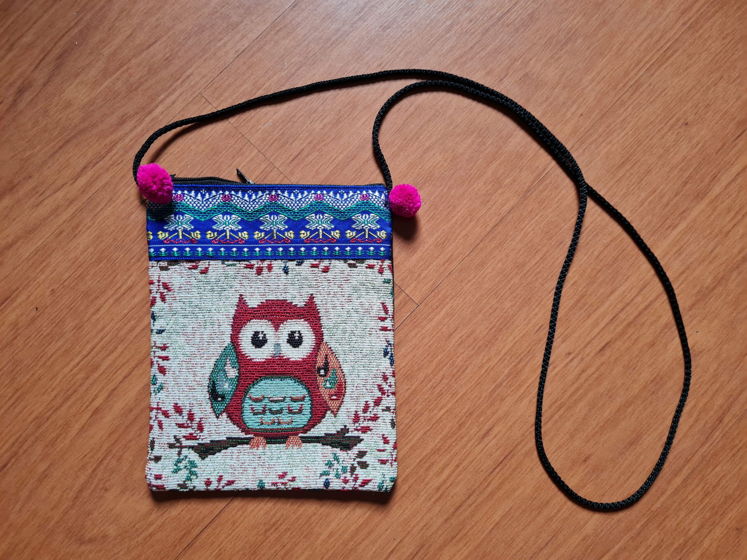 Bolsinha indiana de tecido com pompons estampa coruja II