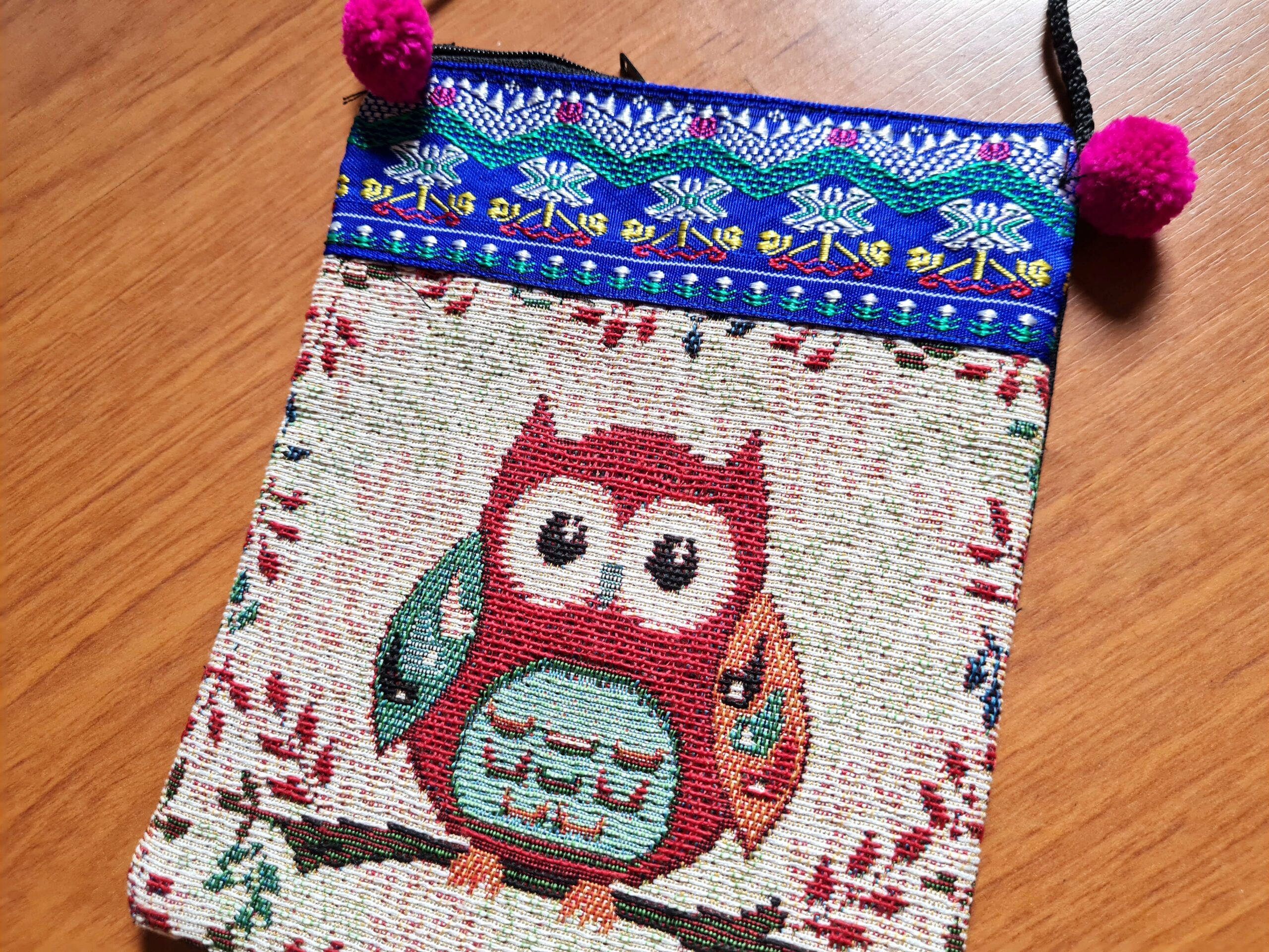 Bolsinha indiana de tecido com pompons estampa coruja bege e color