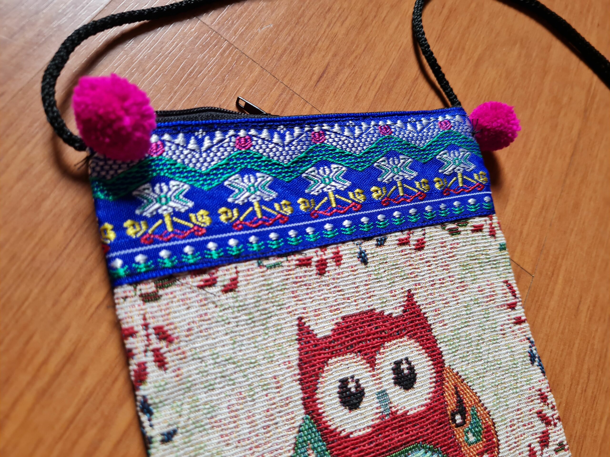 Bolsinha indiana de tecido com pompons estampa coruja bege e color