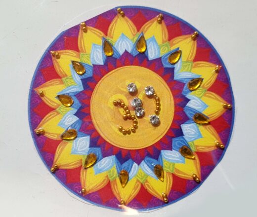 Tatuagem indiana de mandala OM com aplique de pedras