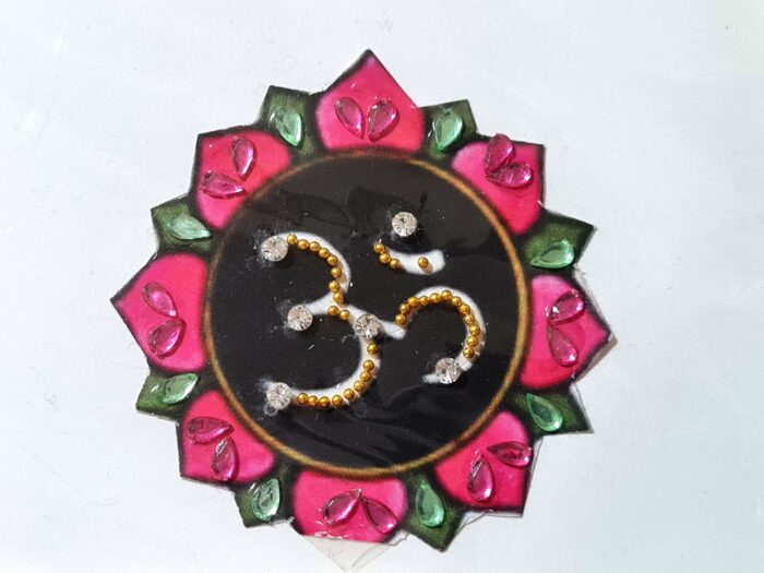 Tatuagem indiana de mandala OM com aplique de pedras