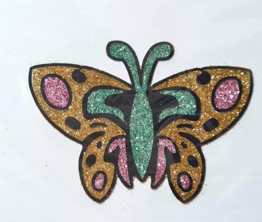 tatuagem indiana de borboleta com glitter verde dourada e rosa