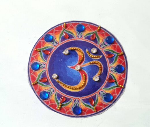 Tatuagem indiana de mandala OM com aplique de pedras color