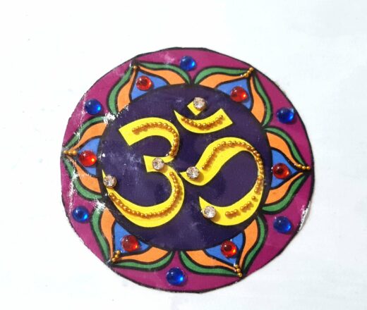Tatuagem indiana de mandala OM com aplique de pedras color