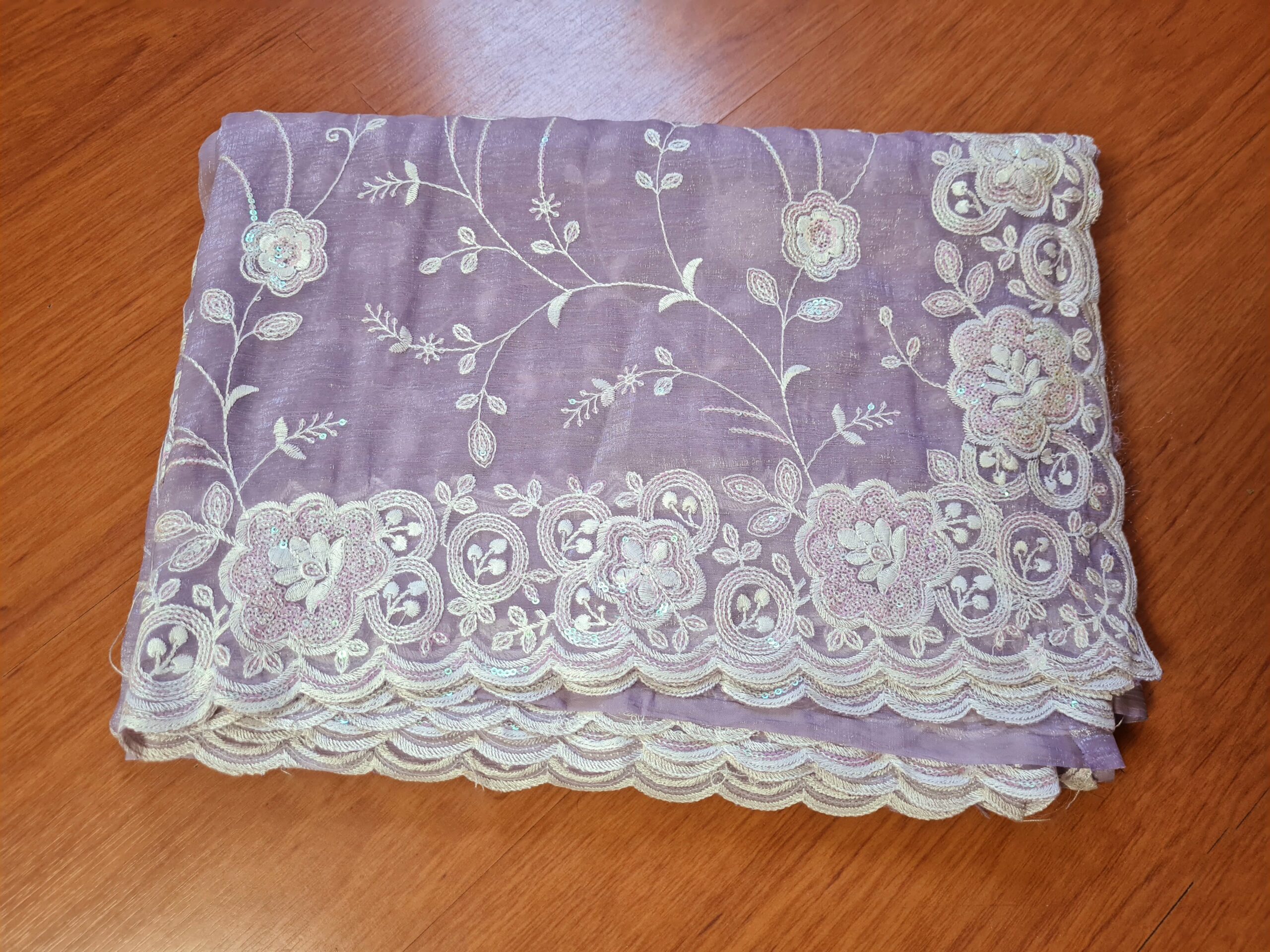 Sari indiano Bhagalpuri Art Silk lilás com bordados brancos e brilhos