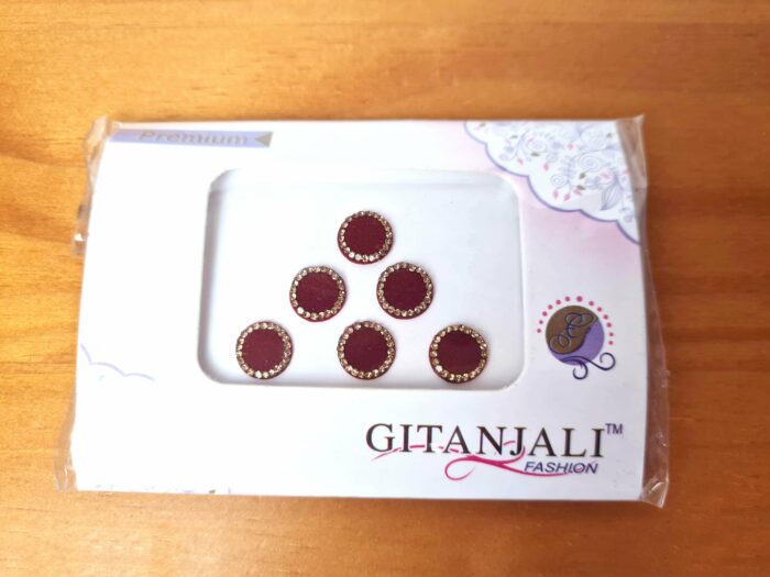 Cartela de bindi indiano adesivo para posicionar na testa em cima do “terceiro olho” (no centro da testa, entre as sobrancelhas).