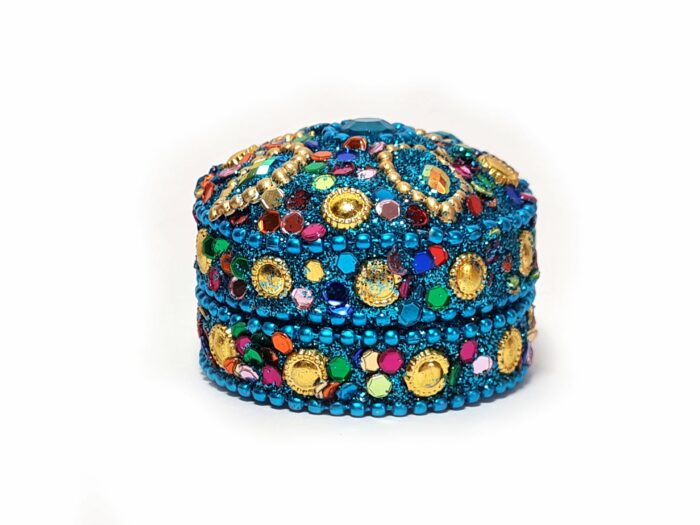 Latinha indiana azul decorada com miçangas e pedrarias para guardar kumkum