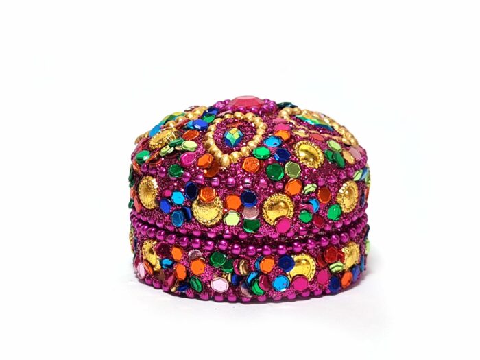 Latinha indiana pink decorada com miçangas e pedrarias para guardar kumkum