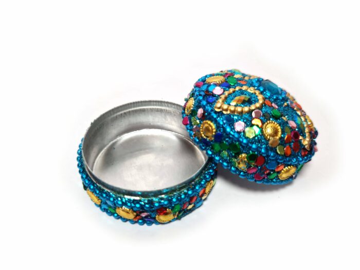 Latinha indiana azul decorada com miçangas e pedrarias para guardar kumkum