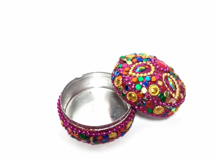 Latinha indiana pink decorada com miçangas e pedrarias para guardar kumkum