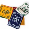 Bandeiras tibetanas veludo do mantra "Om Mani Padme Hum" (13cm x 10cm)