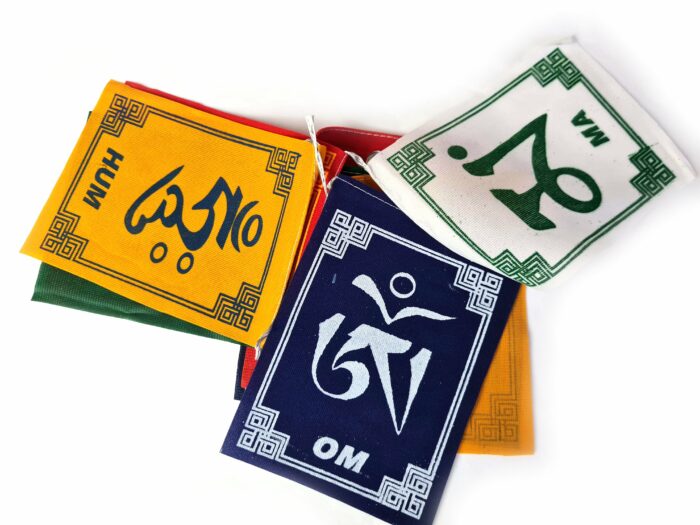 Bandeiras tibetanas veludo do mantra "Om Mani Padme Hum" (13cm x 10cm)