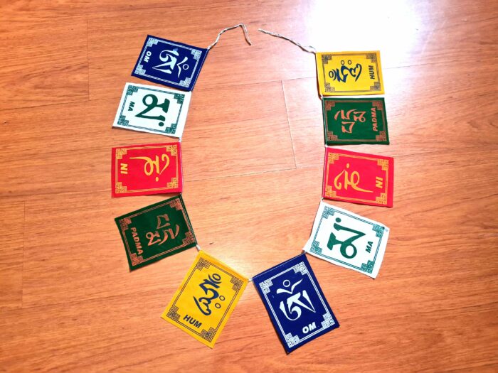 Bandeiras tibetanas veludo do mantra "Om Mani Padme Hum" (13cm x 10cm)