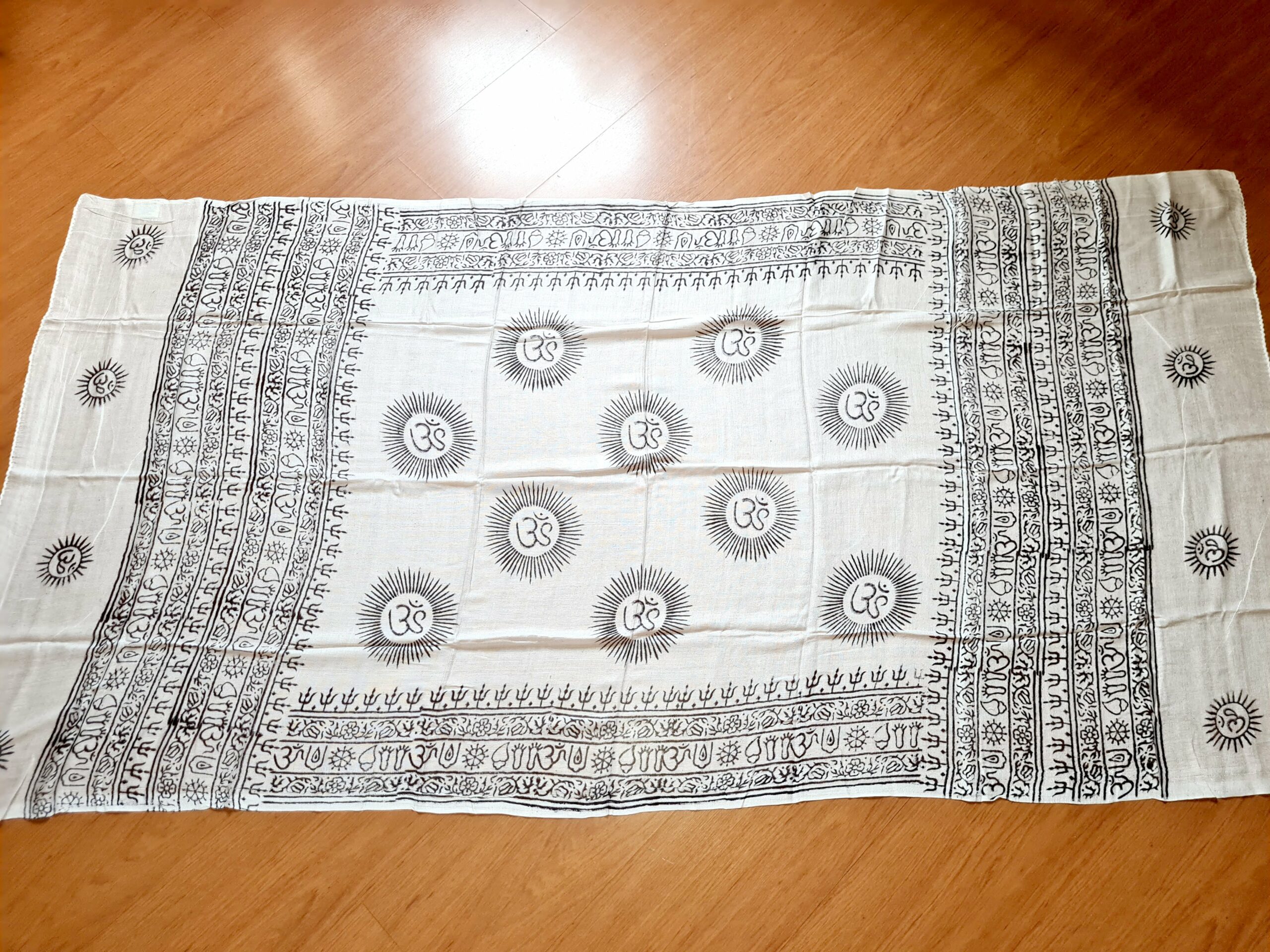Chadar indiano (manto de oração) de OM branco e preto
