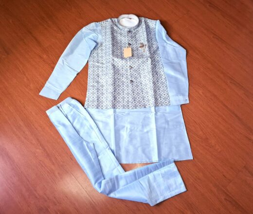 Conjunto de 3 peças para noivo em casamentos indianos, em azul claro com bege, com acabamento sofisticado.