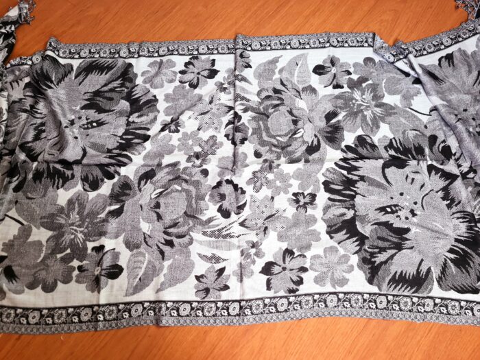 Echarpe indiana algodão com viscose dupla face estampa floral com preto e branco
