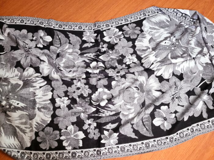 Echarpe indiana algodão com viscose dupla face estampa floral com preto e branco