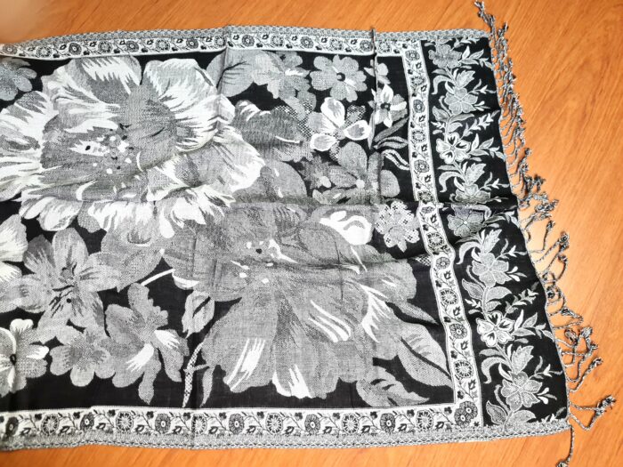 Echarpe indiana algodão com viscose dupla face estampa floral com preto e branco