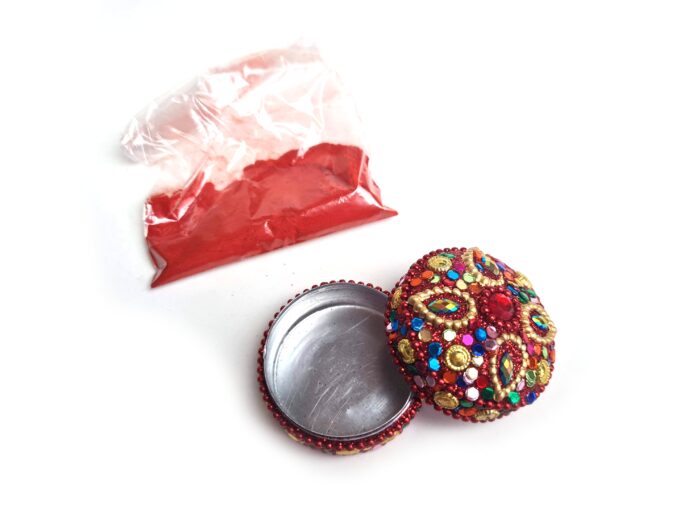 Kit kumkum com latinha indiana laranja decorada com miçangas e pedrarias
