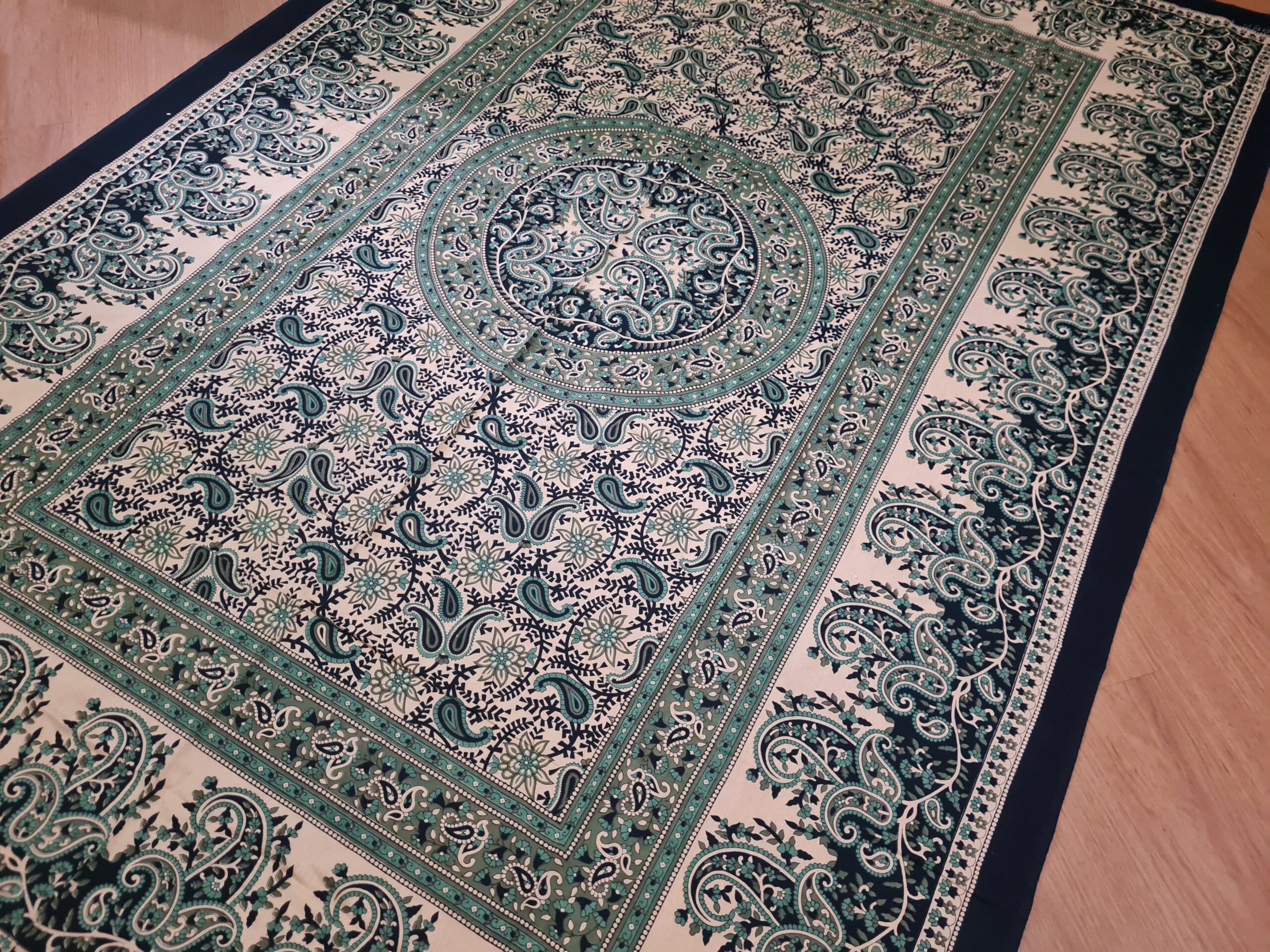 Colcha indiana ou painel decorativo Paisley preto bege e verde 2,10m