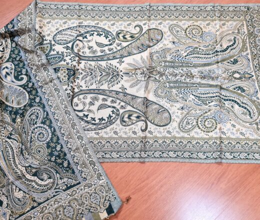 Echarpe indiana algodão viscose dupla face com arabescos creme e tons de verde