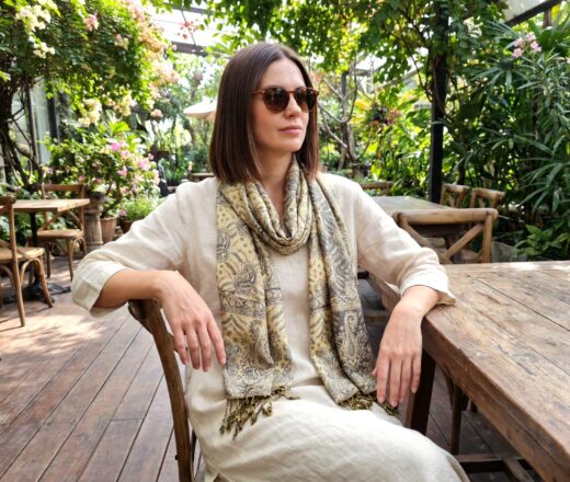 Echarpe indiana algodão viscose dupla face com arabescos dourado e fendi