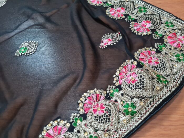 Sari indiano de crepe de seda preto rosa e dourado bordado