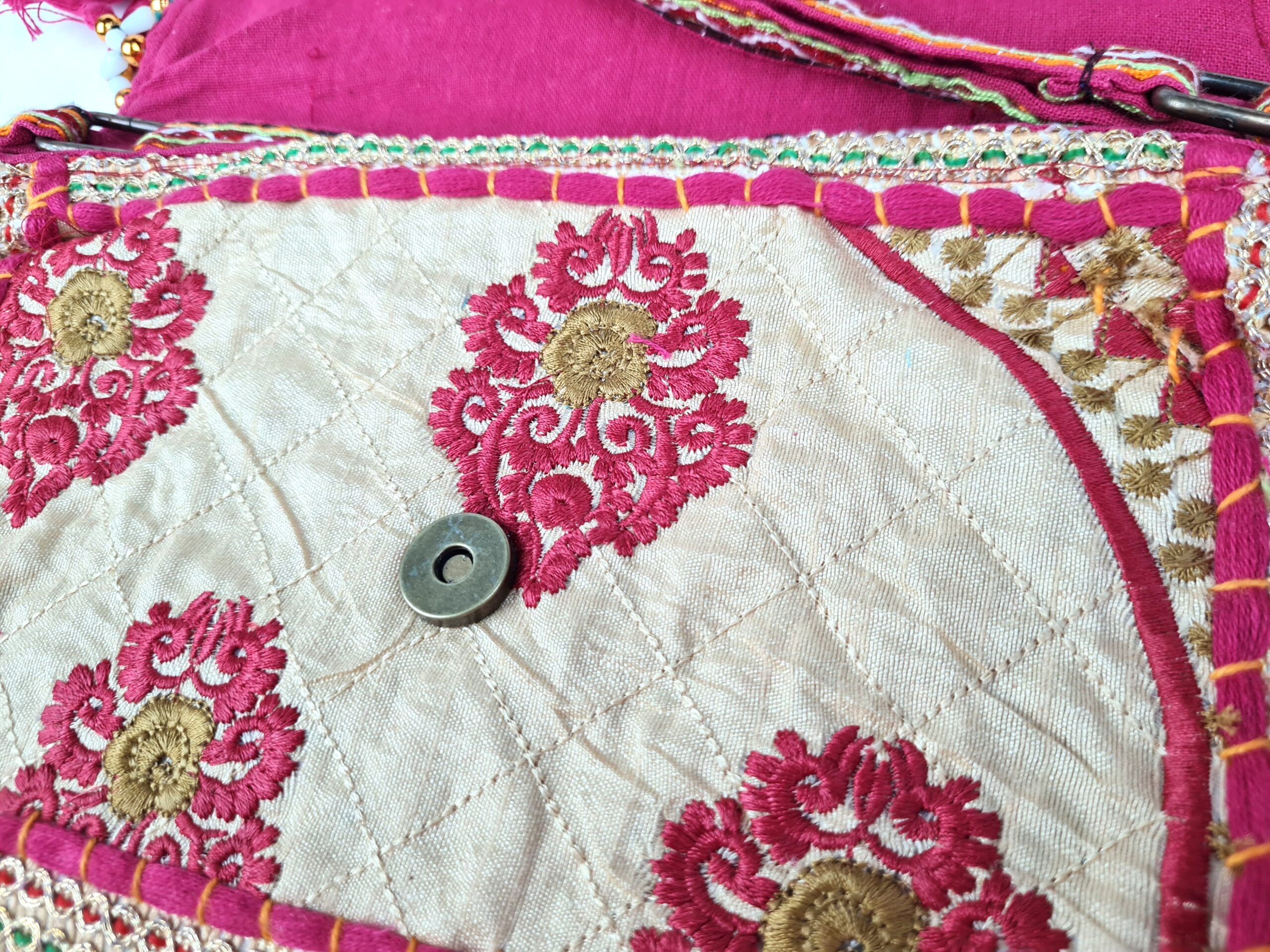Bolsa indiana Banjara 100% bordada a mão rosa e coloridos II