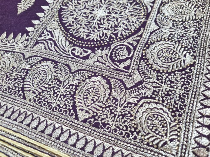 Sari indiano de seda em Jacquard brocado cor uva escuro e dourado