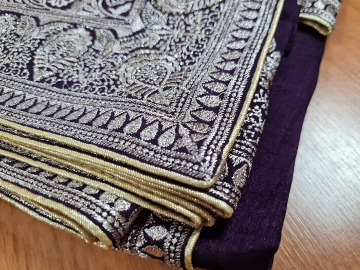 Sari indiano de seda em Jacquard brocado cor uva escuro e dourado