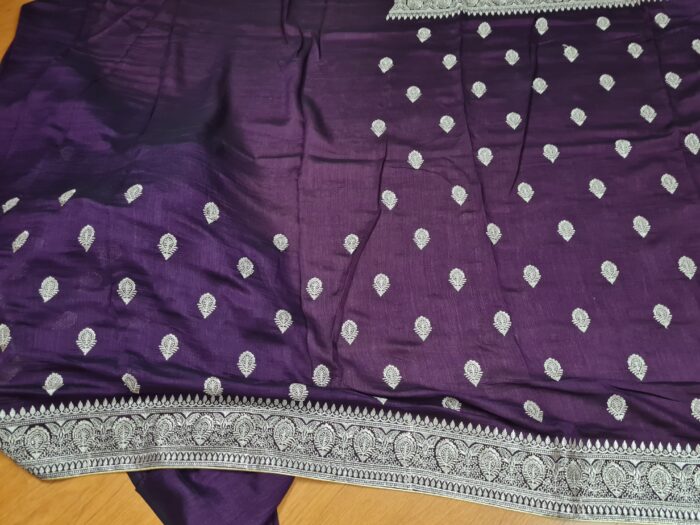 Sari indiano de seda em Jacquard brocado cor uva escuro e dourado