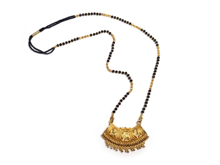 Mangalsutra indiano com pingente tripartido floral e contas pretas