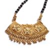 Mangalsutra indiano com pingente tripartido floral e contas pretas