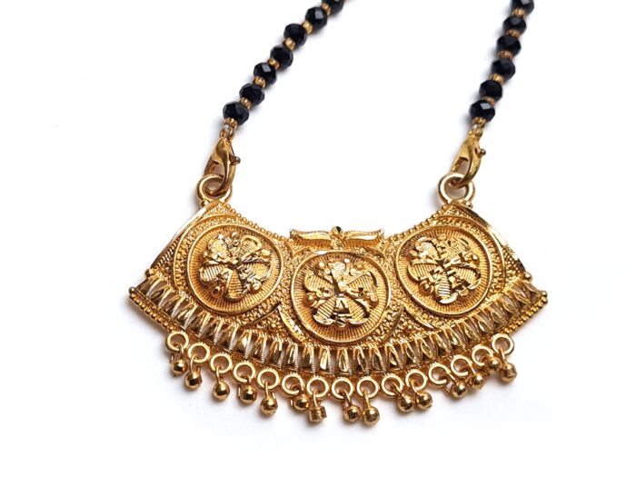 Mangalsutra indiano com pingente tripartido floral e contas pretas