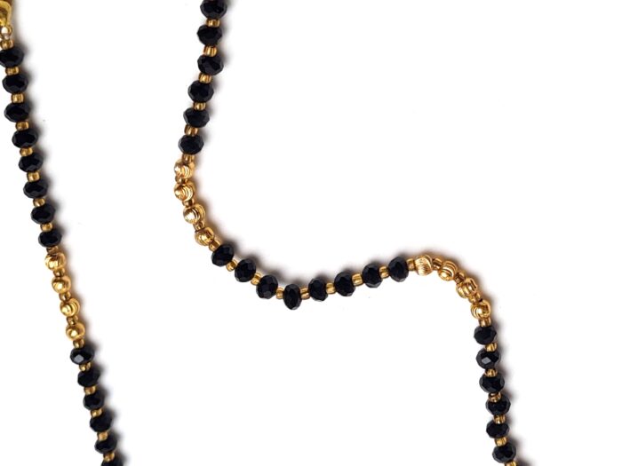 Mangalsutra indiano com pingente tripartido floral e contas pretas