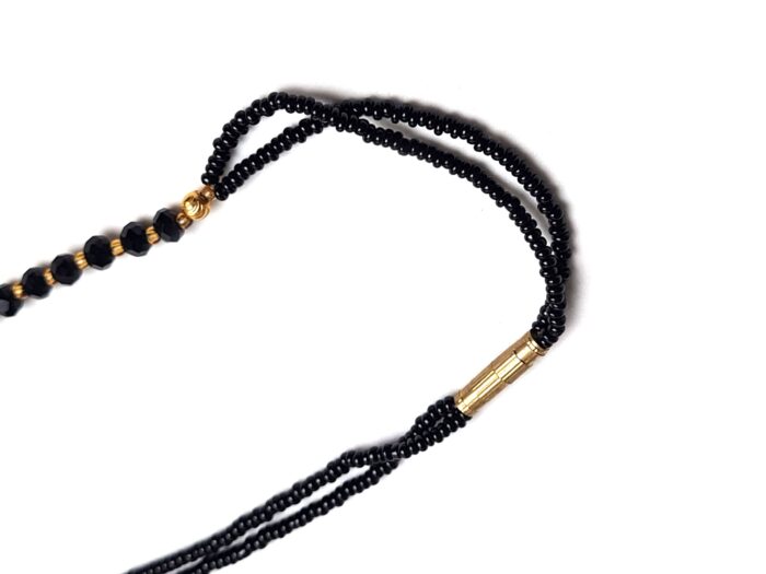 Mangalsutra indiano com pingente tripartido floral e contas pretas