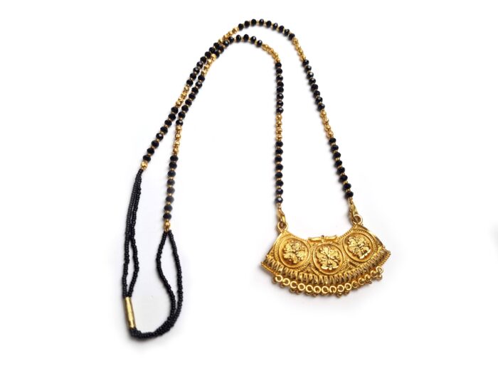 Mangalsutra indiano com pingente tripartido floral e contas pretas