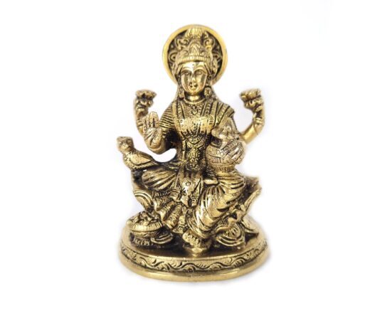estátua de Lakshmi Devi, a deusa da fortuna, abundância e beleza, é feita em latão maciço com acabamento artístico e entalhes finamente detalhados. Com 14 cm de altura, a escultura é perfeita para altares pessoais, mesas de trabalho ou como presente devocional.