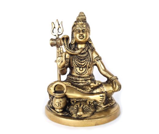 Estátua de Shiva em latão (15cm), sentado em posição de lótus com tridente, serpente e gesto de bênção. Ricamente detalhada, ideal para altar, meditação ou decoração espiritual. Peso: 1.007g.