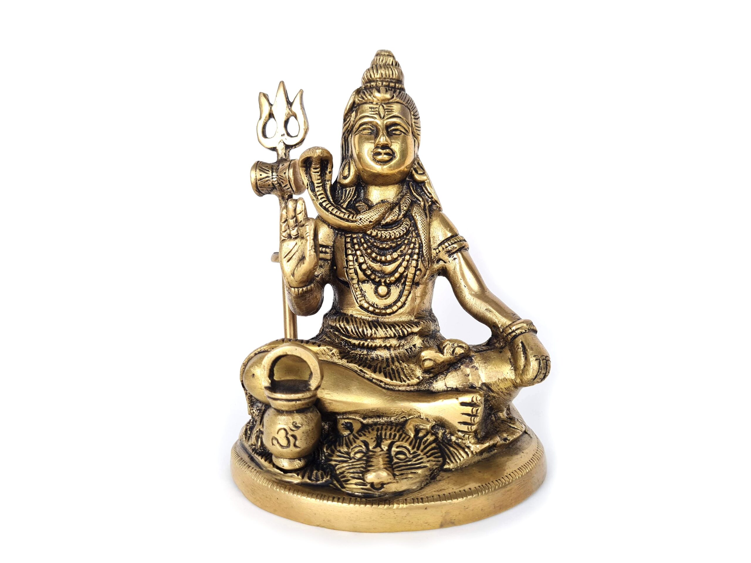 Estátua de Shiva em latão (15cm), sentado em posição de lótus com tridente, serpente e gesto de bênção. Ricamente detalhada, ideal para altar, meditação ou decoração espiritual. Peso: 1.007g.